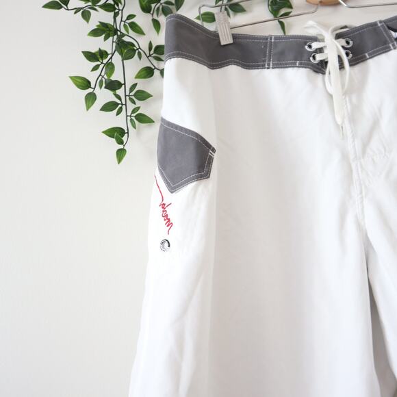 Volcom Men's White Gray & Red Foster Solid Too Mesh Lined Board Shorts Size 40 - Picture 2 of 4